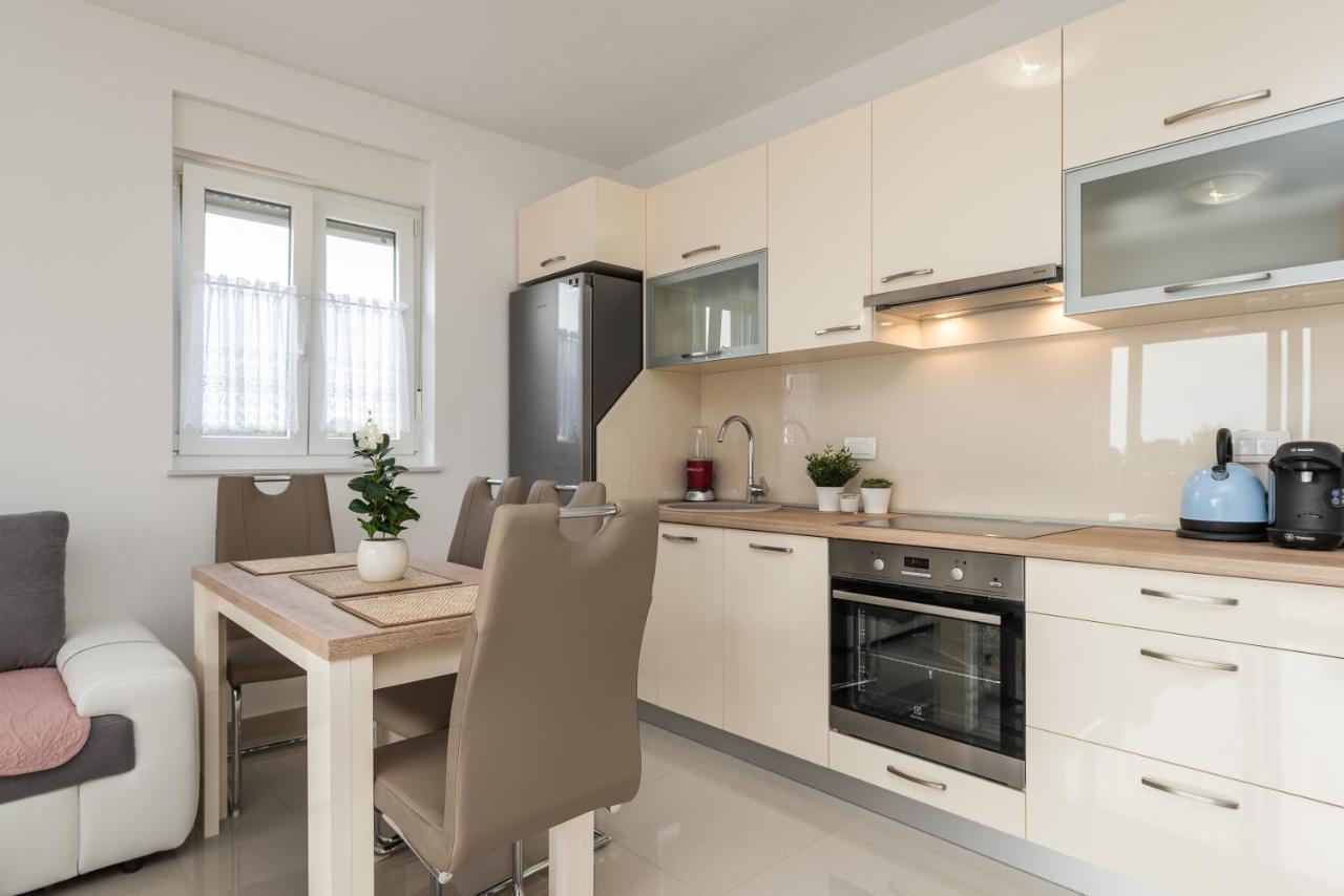 Zoran Brand New Modern Apartments มันเดร ภายนอก รูปภาพ