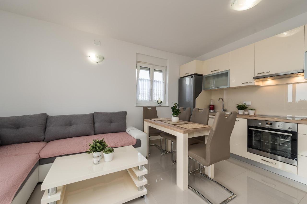 Zoran Brand New Modern Apartments มันเดร ภายนอก รูปภาพ